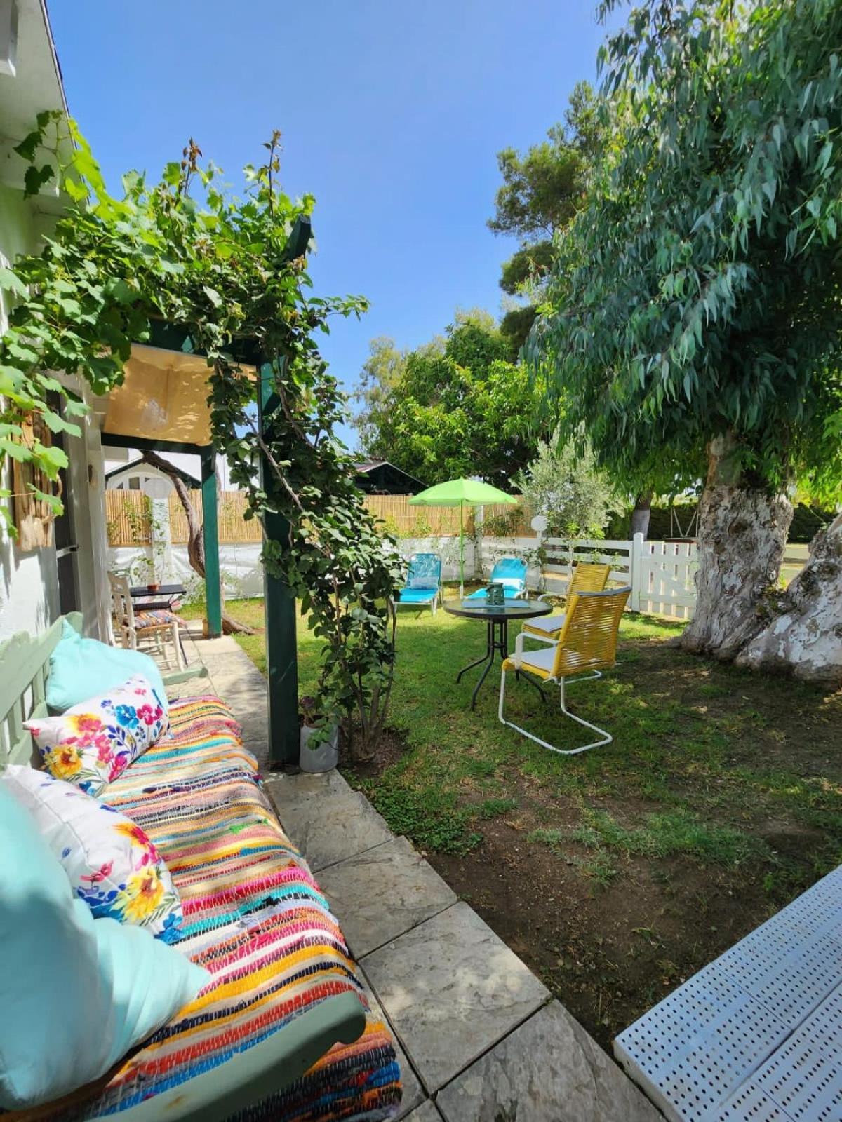 Appartamento Under The Vine Garden House Platánion Esterno foto
